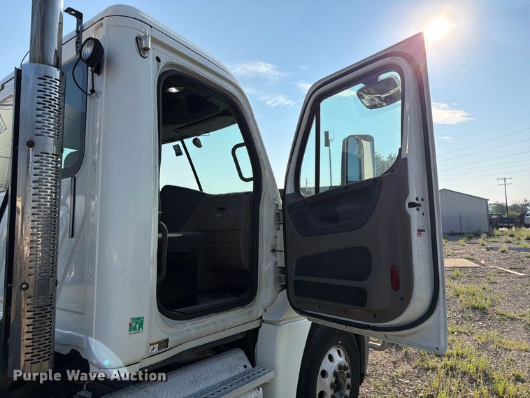 image for item FK4612 2013 Freightliner Cascadia 125 truck cab and chassis