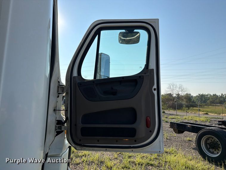 image for item FK4612 2013 Freightliner Cascadia 125 truck cab and chassis