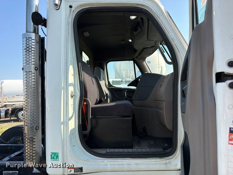 image for item FK4612 2013 Freightliner Cascadia 125 truck cab and chassis