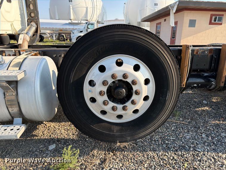 image for item FK4612 2013 Freightliner Cascadia 125 truck cab and chassis