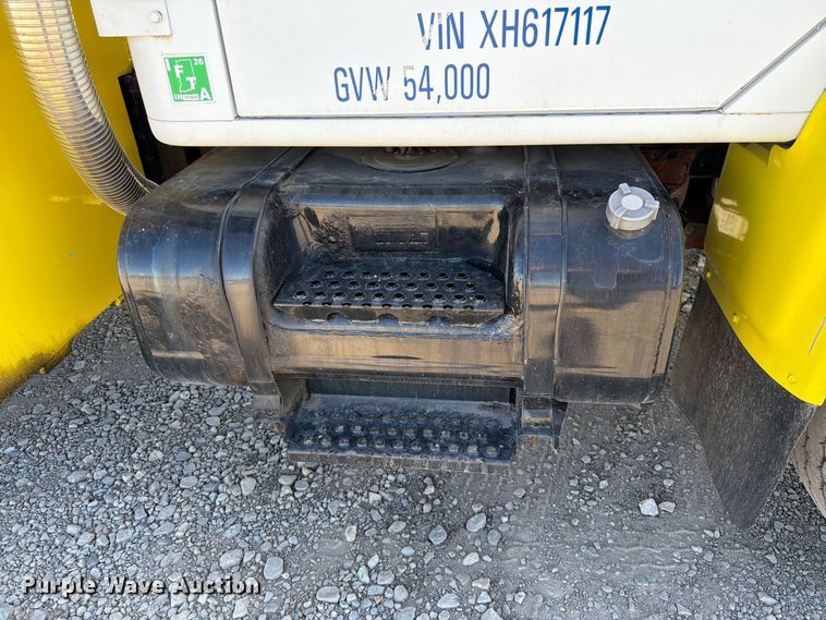 image for item FK4636 1999 International F4900 fuel truck