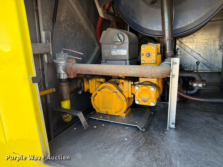 image for item FK4636 1999 International F4900 fuel truck