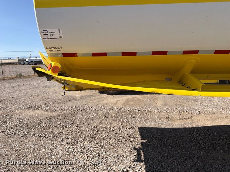 image for item FK4638 2002 Beall fuel trailer