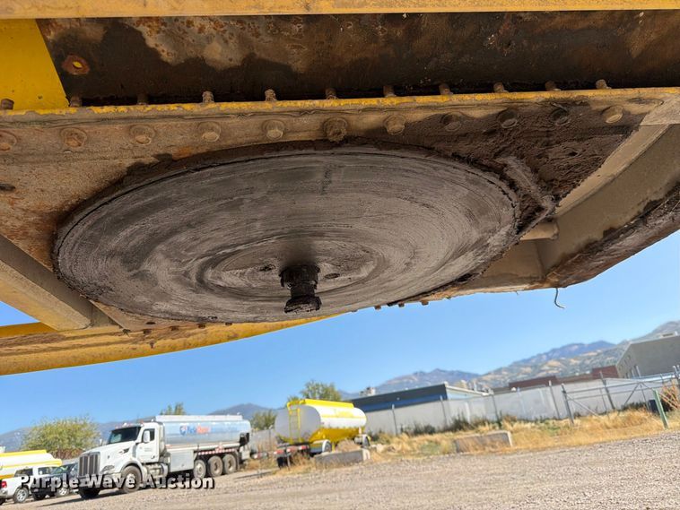 image for item FK4638 2002 Beall fuel trailer