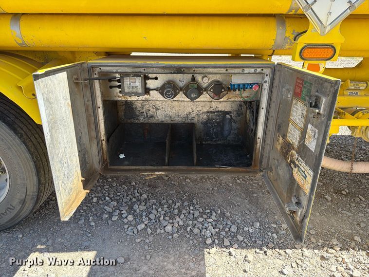 image for item FK4638 2002 Beall fuel trailer