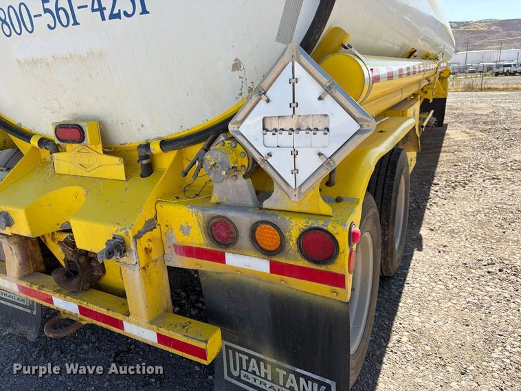 image for item FK4638 2002 Beall fuel trailer