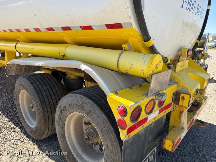image for item FK4638 2002 Beall fuel trailer