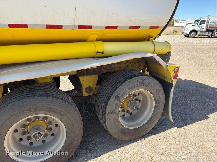 image for item FK4638 2002 Beall fuel trailer