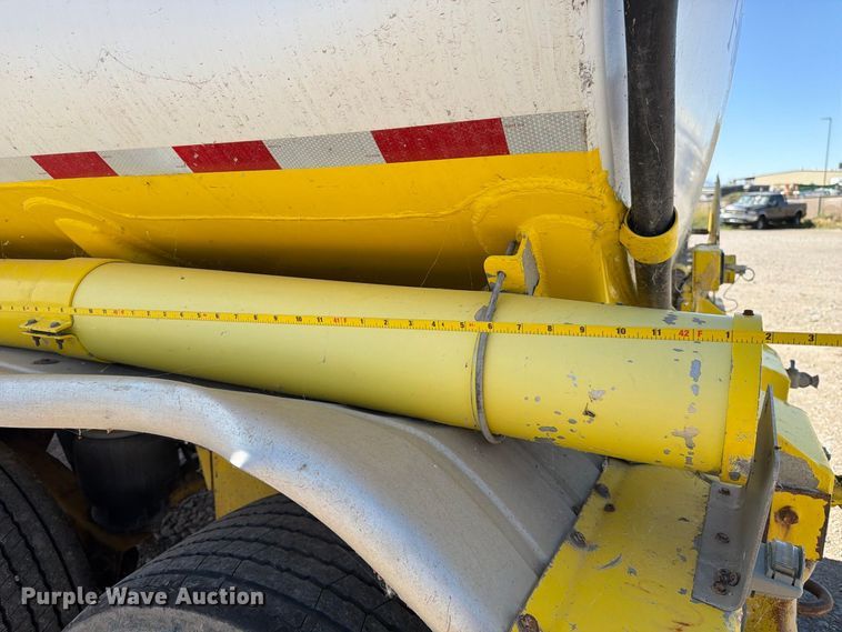 image for item FK4638 2002 Beall fuel trailer