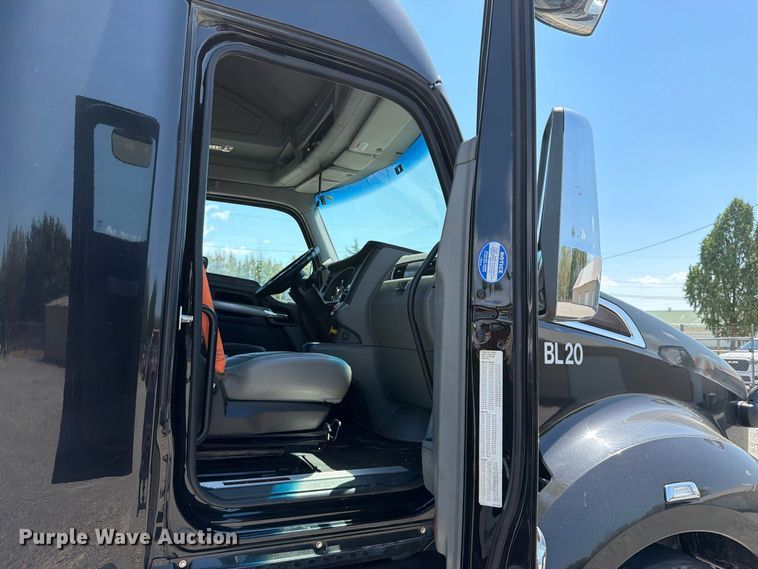 image for item FK5066 2020 Kenworth T680 semi truck