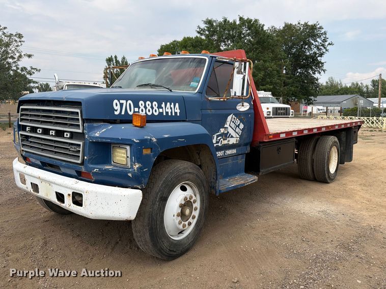1983 Ford F700 flatbed truck