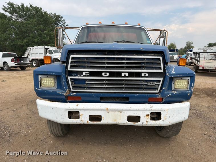 image for item FM7579 1983 Ford F700 flatbed truck