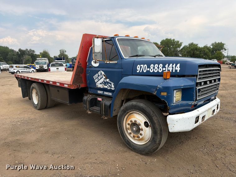 image for item FM7579 1983 Ford F700 flatbed truck