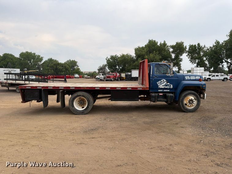 image for item FM7579 1983 Ford F700 flatbed truck