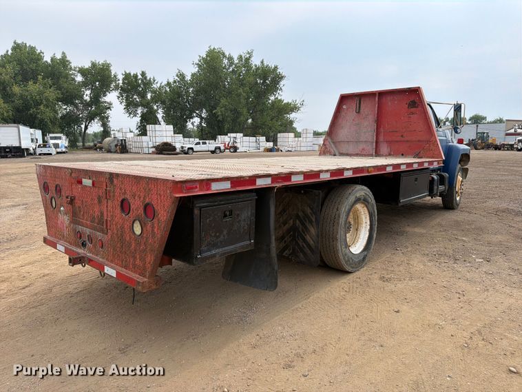 image for item FM7579 1983 Ford F700 flatbed truck