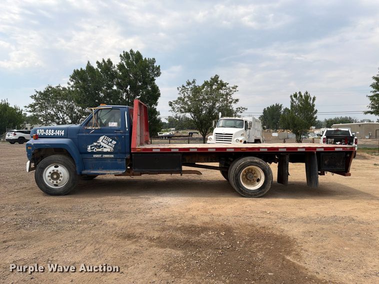 image for item FM7579 1983 Ford F700 flatbed truck