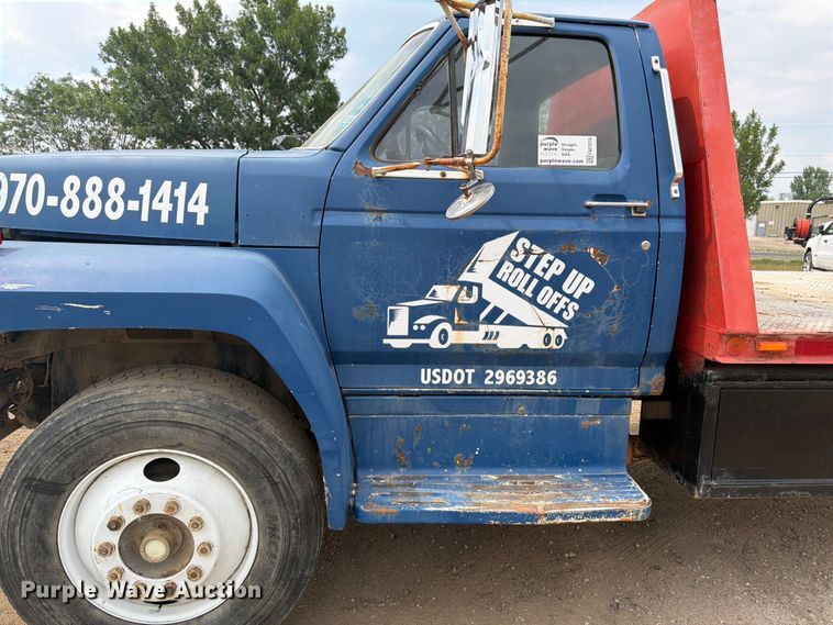 image for item FM7579 1983 Ford F700 flatbed truck