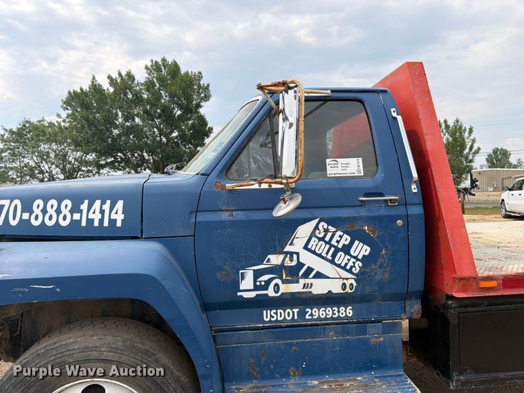 image for item FM7579 1983 Ford F700 flatbed truck