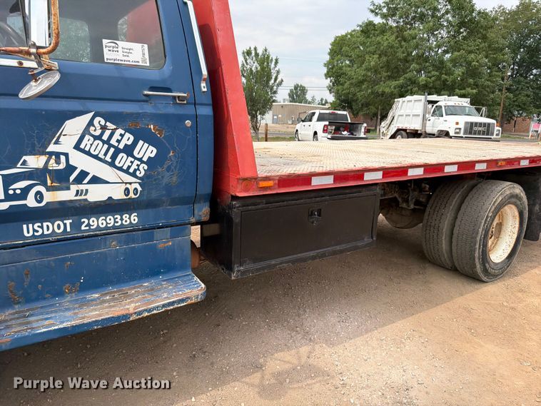 image for item FM7579 1983 Ford F700 flatbed truck