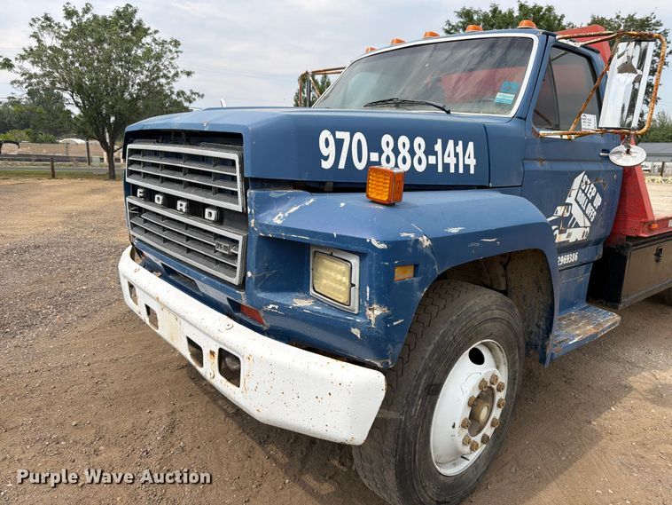 image for item FM7579 1983 Ford F700 flatbed truck