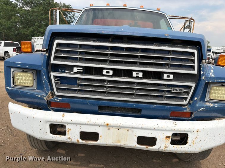 image for item FM7579 1983 Ford F700 flatbed truck