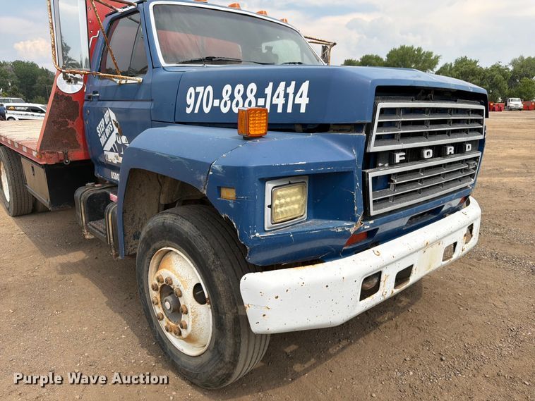 image for item FM7579 1983 Ford F700 flatbed truck