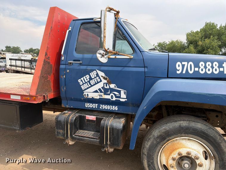 image for item FM7579 1983 Ford F700 flatbed truck