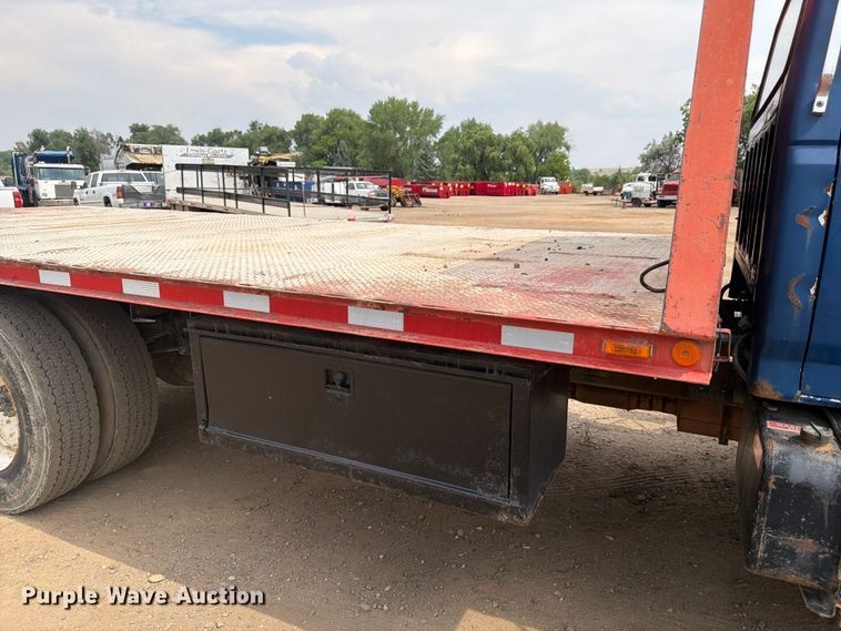 image for item FM7579 1983 Ford F700 flatbed truck