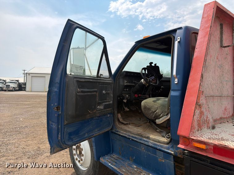 image for item FM7579 1983 Ford F700 flatbed truck