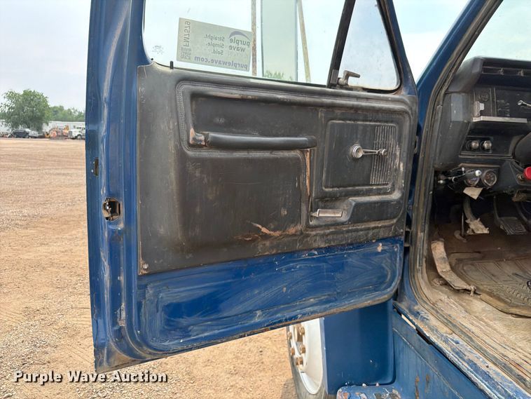 image for item FM7579 1983 Ford F700 flatbed truck