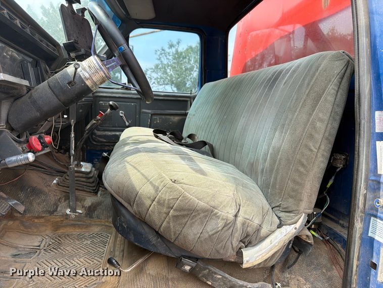 image for item FM7579 1983 Ford F700 flatbed truck