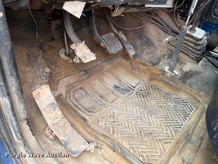 image for item FM7579 1983 Ford F700 flatbed truck