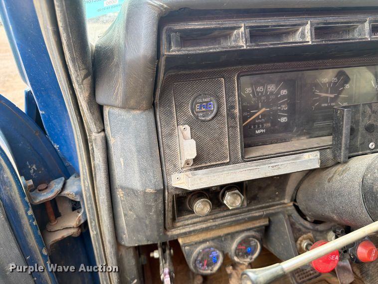 image for item FM7579 1983 Ford F700 flatbed truck
