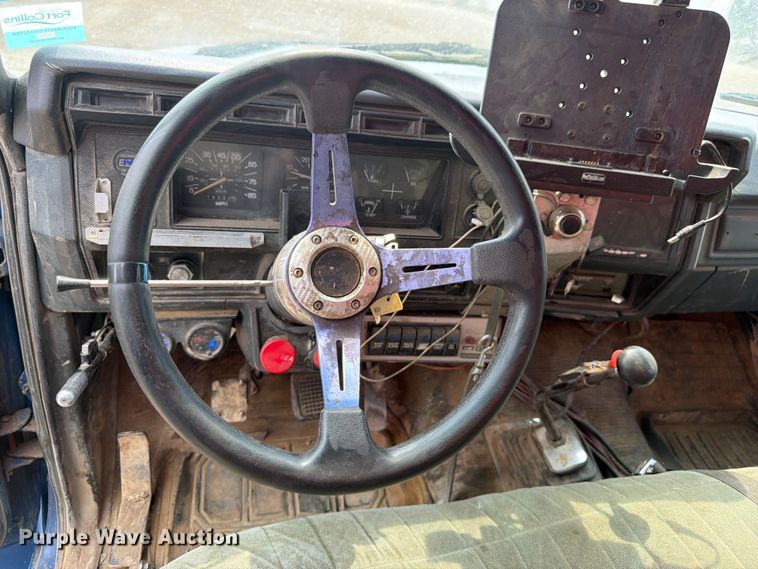 image for item FM7579 1983 Ford F700 flatbed truck