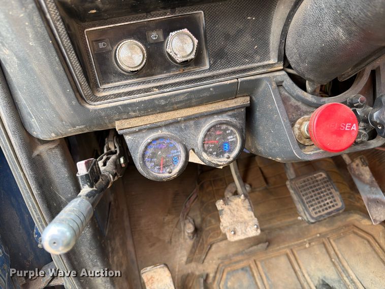 image for item FM7579 1983 Ford F700 flatbed truck