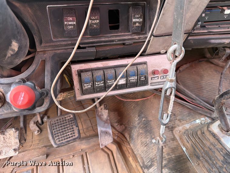image for item FM7579 1983 Ford F700 flatbed truck