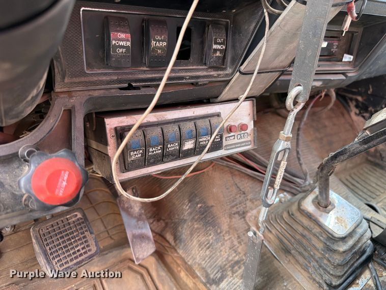 image for item FM7579 1983 Ford F700 flatbed truck