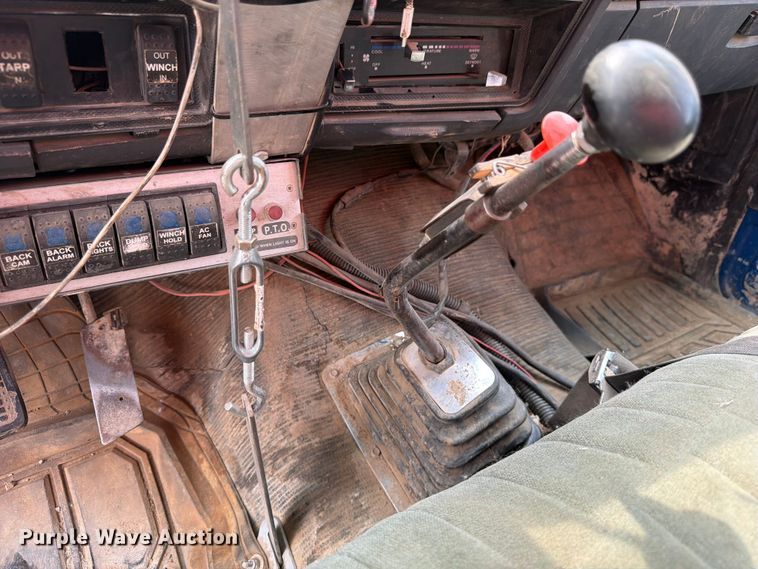image for item FM7579 1983 Ford F700 flatbed truck
