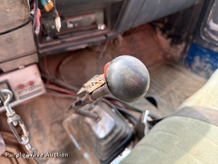 image for item FM7579 1983 Ford F700 flatbed truck