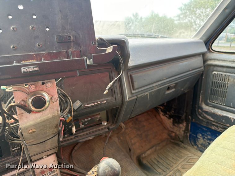 image for item FM7579 1983 Ford F700 flatbed truck