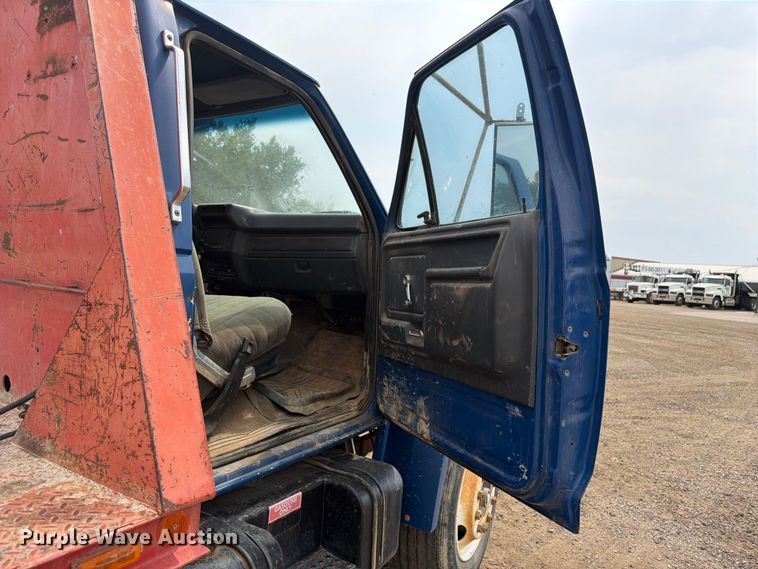 image for item FM7579 1983 Ford F700 flatbed truck