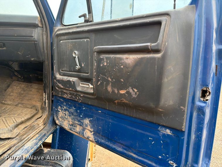 image for item FM7579 1983 Ford F700 flatbed truck