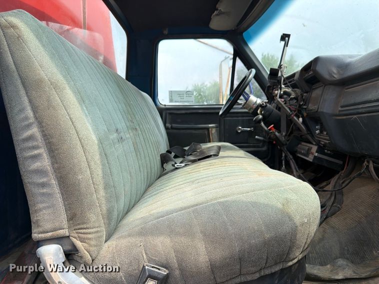 image for item FM7579 1983 Ford F700 flatbed truck
