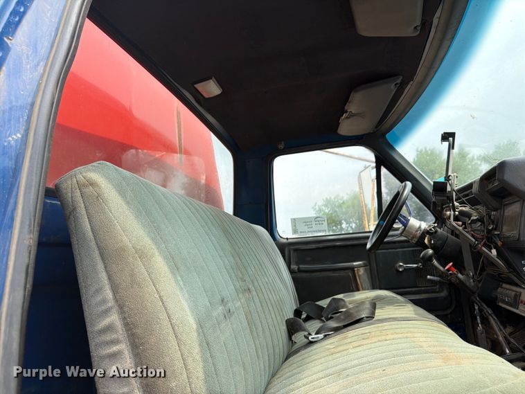 image for item FM7579 1983 Ford F700 flatbed truck
