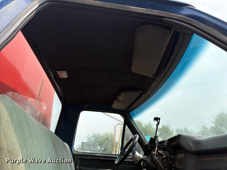 image for item FM7579 1983 Ford F700 flatbed truck