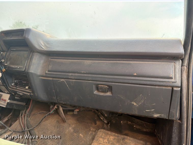 image for item FM7579 1983 Ford F700 flatbed truck
