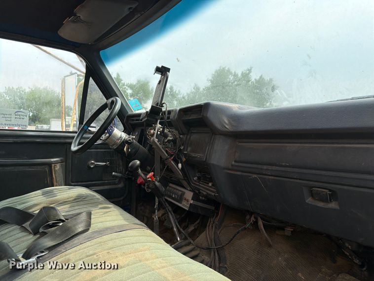 image for item FM7579 1983 Ford F700 flatbed truck