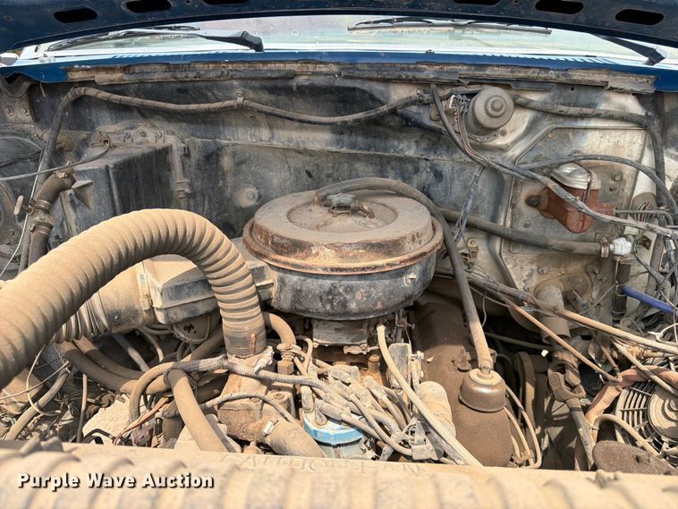 image for item FM7579 1983 Ford F700 flatbed truck