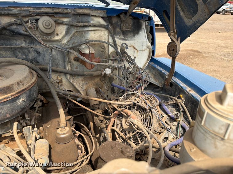 image for item FM7579 1983 Ford F700 flatbed truck