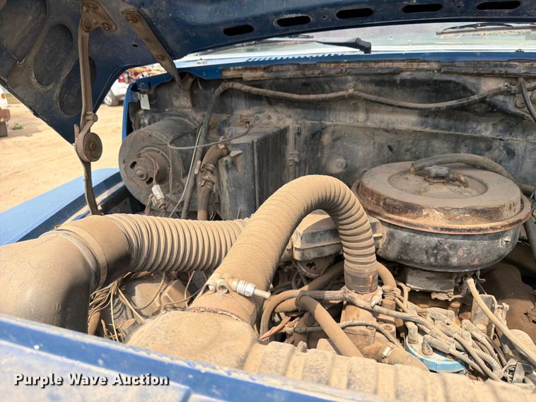 image for item FM7579 1983 Ford F700 flatbed truck